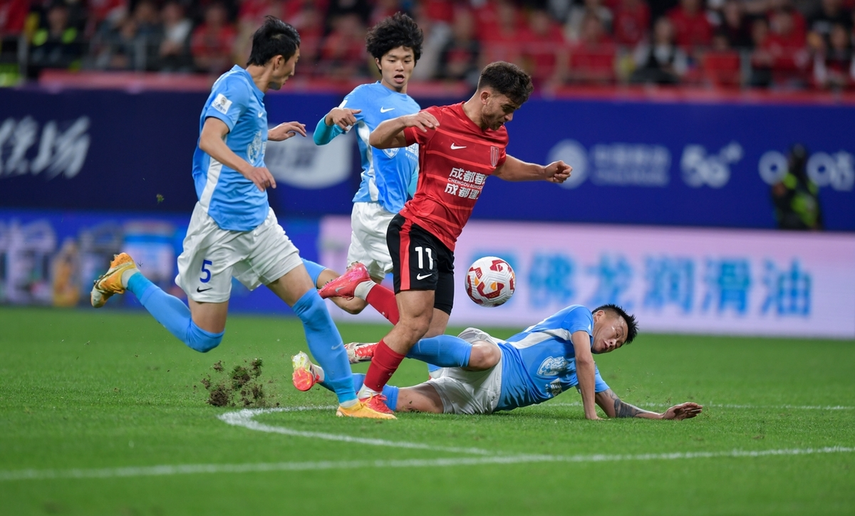 pg电子-绿茵场上的对决：球队的拼搏精神感人至深的简单介绍